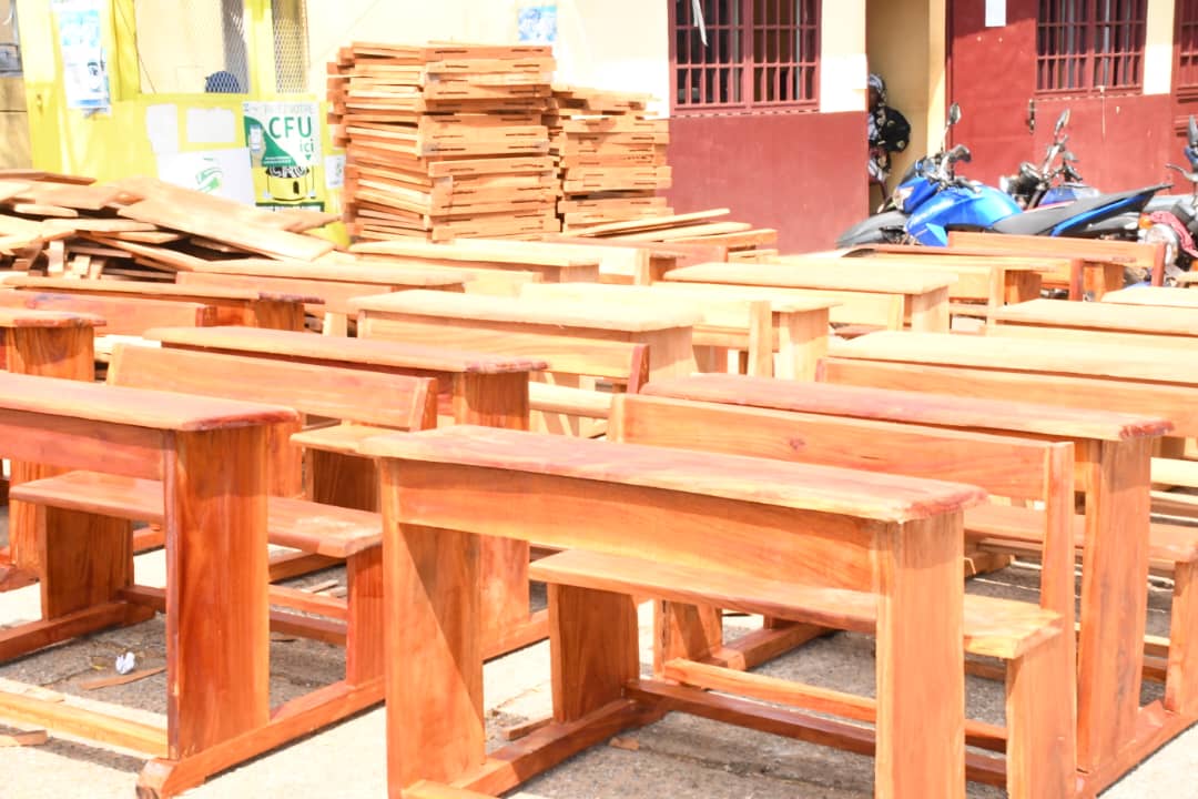 MATOTO LE MAIRE PROCÈDE À LA REMISE D UN IMPORTANT LOT DE DON DE TABLE