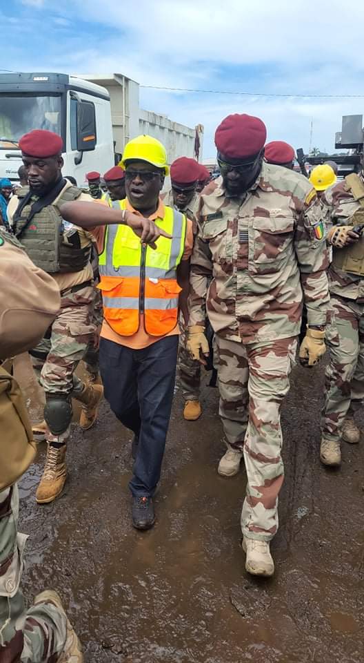 2ème journée d’assainissement : Le Président Colonel Mamadi Doumbouya en visite inopinée dans la commune de Matoto