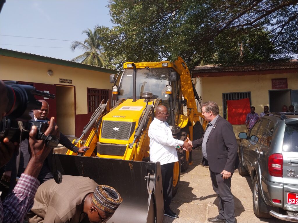 Assainissement : La Mairie de Matoto reçoit une machine tractopelle toute neuve