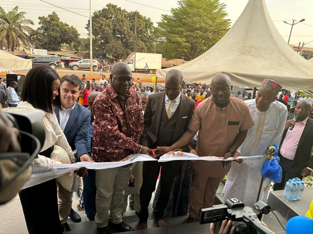 INAUGURATION DU SHOW ROOM DU GROUPE MARIFALA À MATOTO : LE MAIRE MAMADOUBA TOS CAMARA FELICITE L’INVESTISEUR