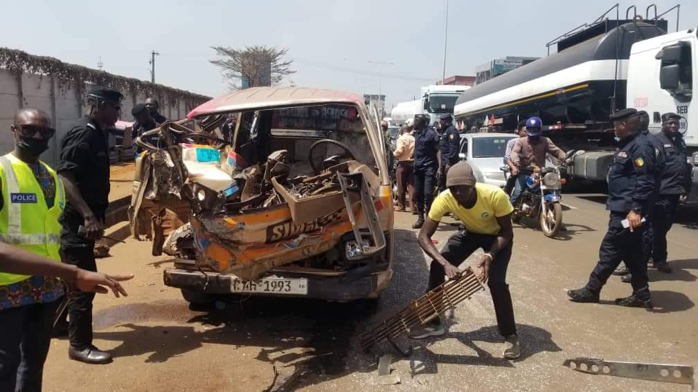 Urgent/un minibus percute un camion à Matoto , 3 morts plusieurs blessés