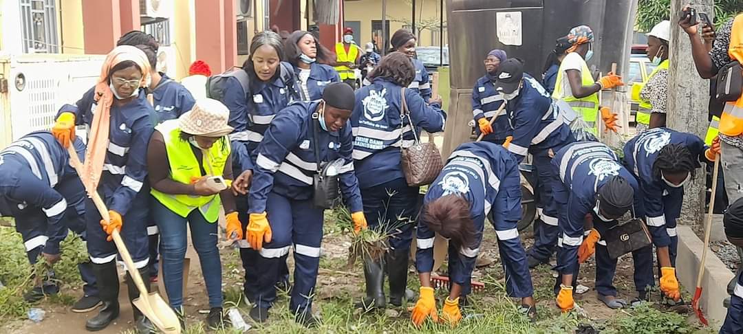 JOURNÉE DE 08 MARS À MATOTO: LES FEMMES DE LA CONAAG ASSAINISSENT ET SENSIBILISENT DANS LA COMMUNE DE MATOTO