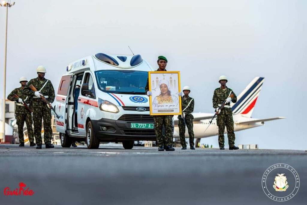 Symposium : Le gouvernement a rendu un dernier hommage à feu Hadja Djènè Kaba Condé