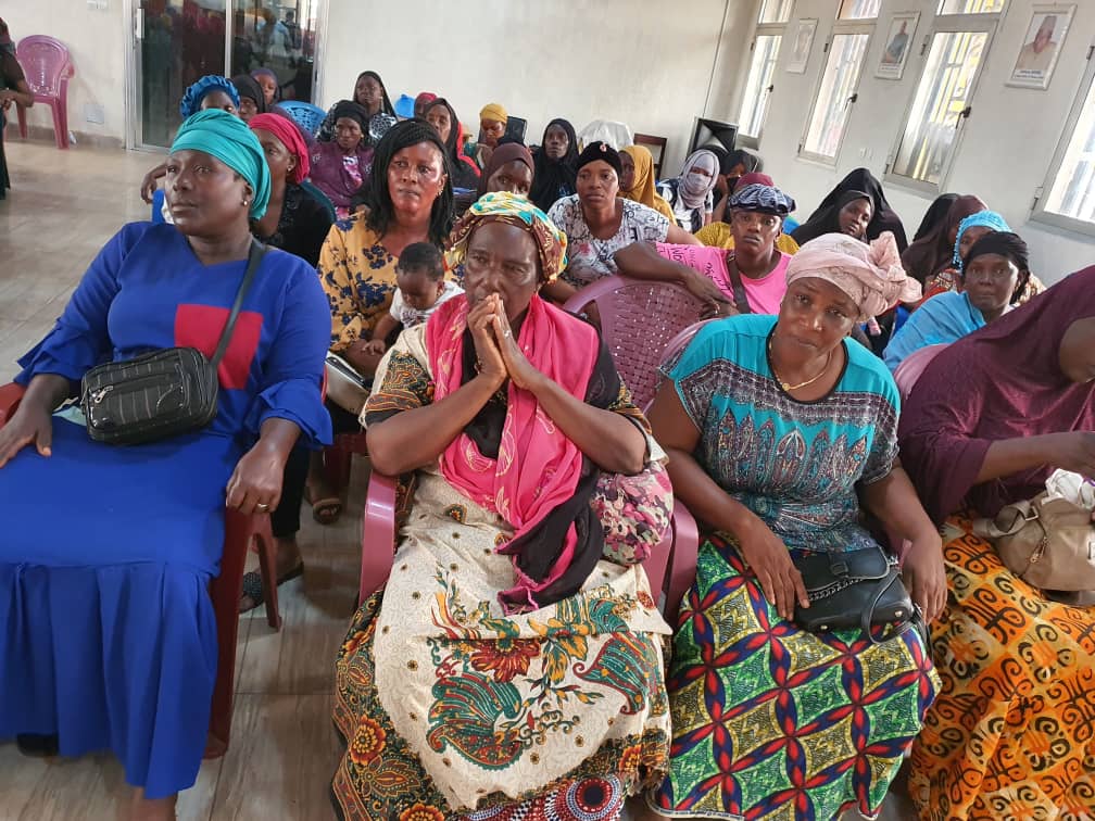 Matoto : les femmes deguerpises le long des routes reçues à la Mairie