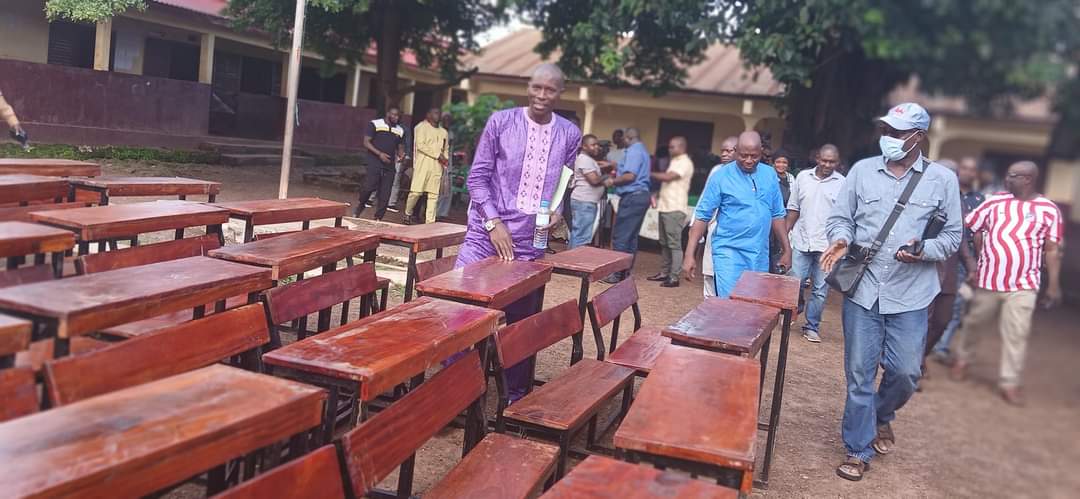 MATOTO : LE DCE REÇOIS 90 TABLES BANCS À L’ÉCOLE ÉLÉMENTAIRE ABRAHAM LINCOLN