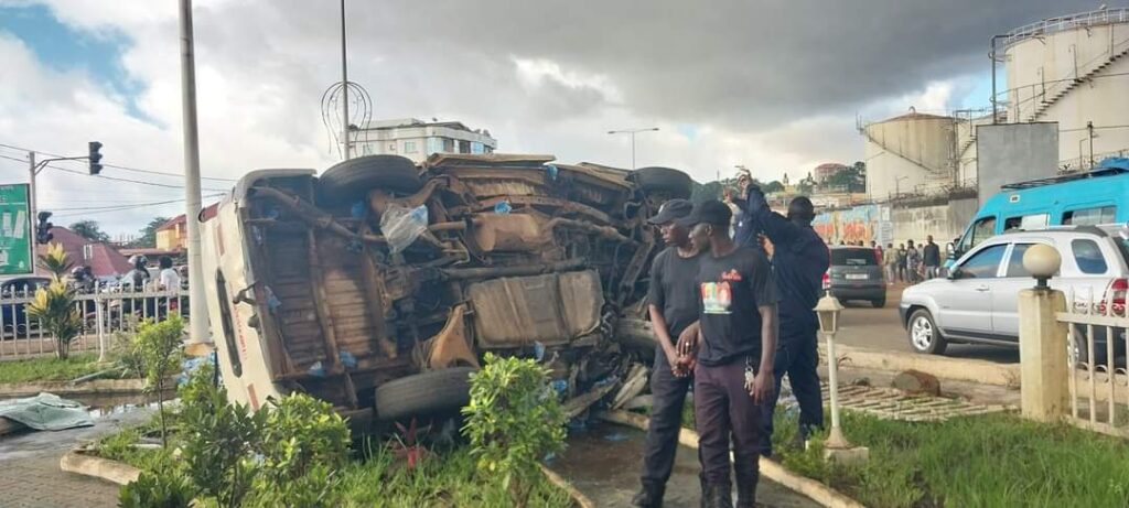 MATOTO : UN MINIBUS SE RENVERSE AU ROND-POINT DE LA TANNERIE