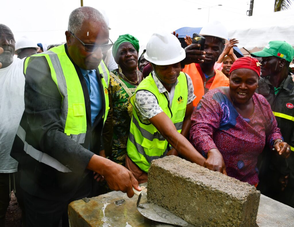 MATOTO : LE PREMIER MINISTRE POSE LA PREMIÈRE PIERRE d’UN CENTRE DE SANTÉ AMÉLIORÉ.