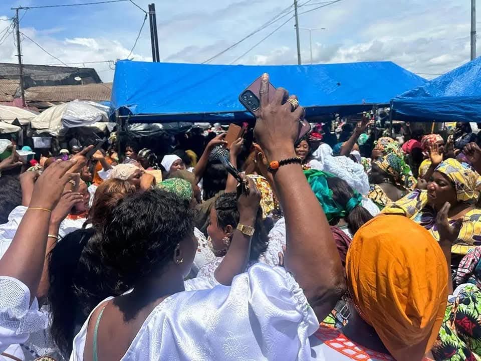 MATOTO : LES FEMMES SE LÈVENT POUR LA PAIX, L&rsquo;UNITÉ ET LE « Oui » AU REFERUNDUM CONSTITUTIONNEL