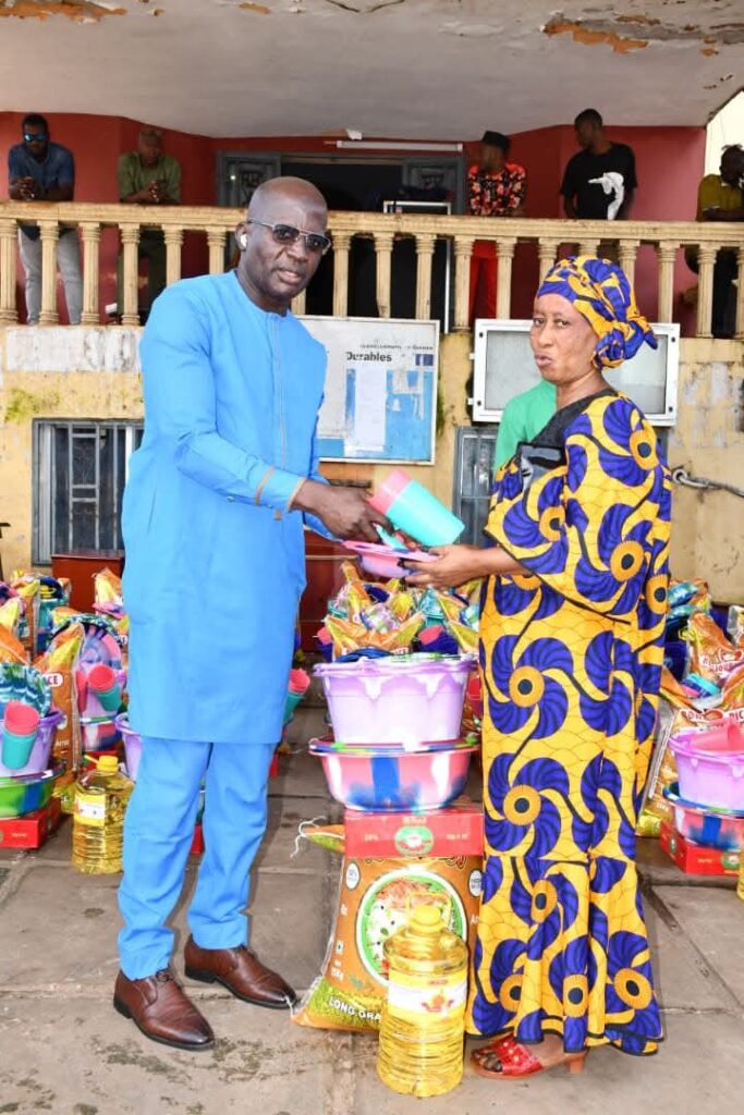 Matoto: La remise de dons aux victimes d&rsquo;inondation se poursuit