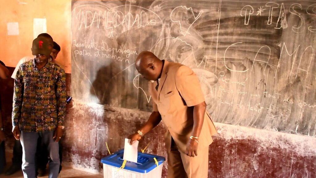 Présidentielle en Guinée : Le président de la Délégation spéciale de Matoto accomplit son devoir civique et appelle au calme  À l’occasion de l’élection présidentielle