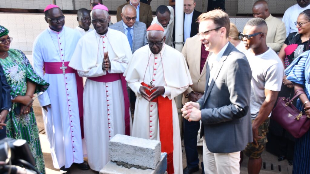 Dispensaire saint Gabriel de Matoto: les travaux d&rsquo;extension et de renovation lancés par le Cardinal Robert Sarah