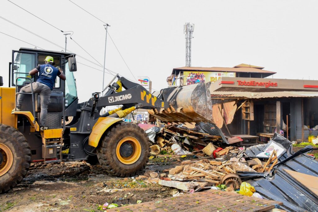 MATOTO : VASTE OPÉRATION DE DÉGUERPISSEMENT POUR LIBÉRER LES EMPRISES PUBLIQUES