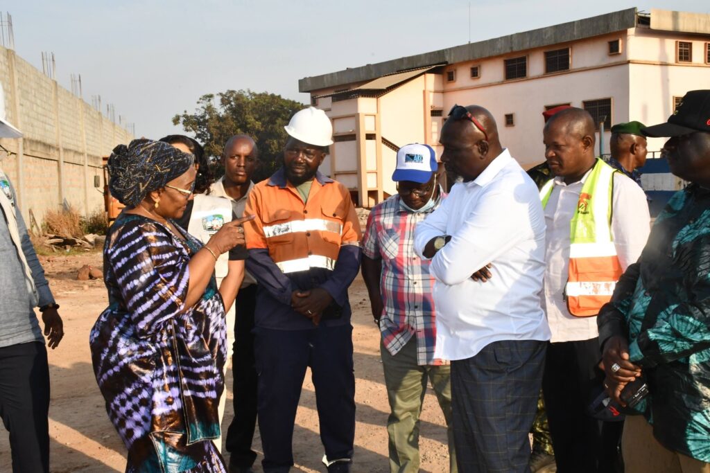 VISITE DE TERRAIN DE MADAME LA GOUVERNEURE DE CONAKRY SUR LES SITES DEVANT SERVIR DE MARCHÉS AUX FEMMES DÉGUERPIS